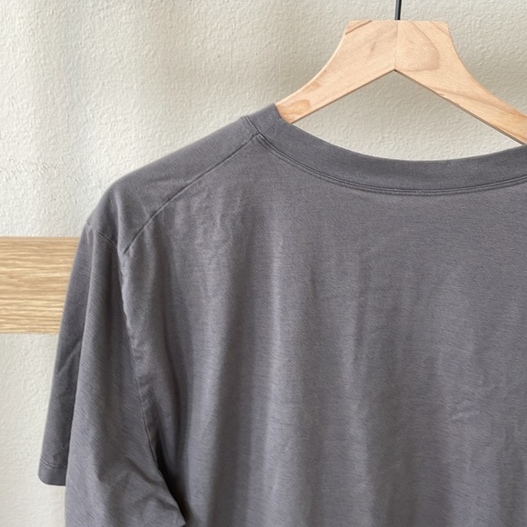 Lululemon Fundamental Short Sleeve Pocket Tee - Size Medium - Picture 4 of 5
